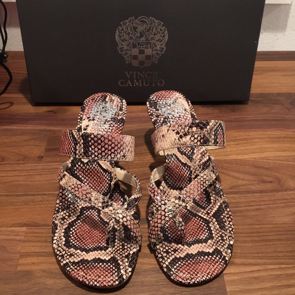 Vince Camuto Moentha